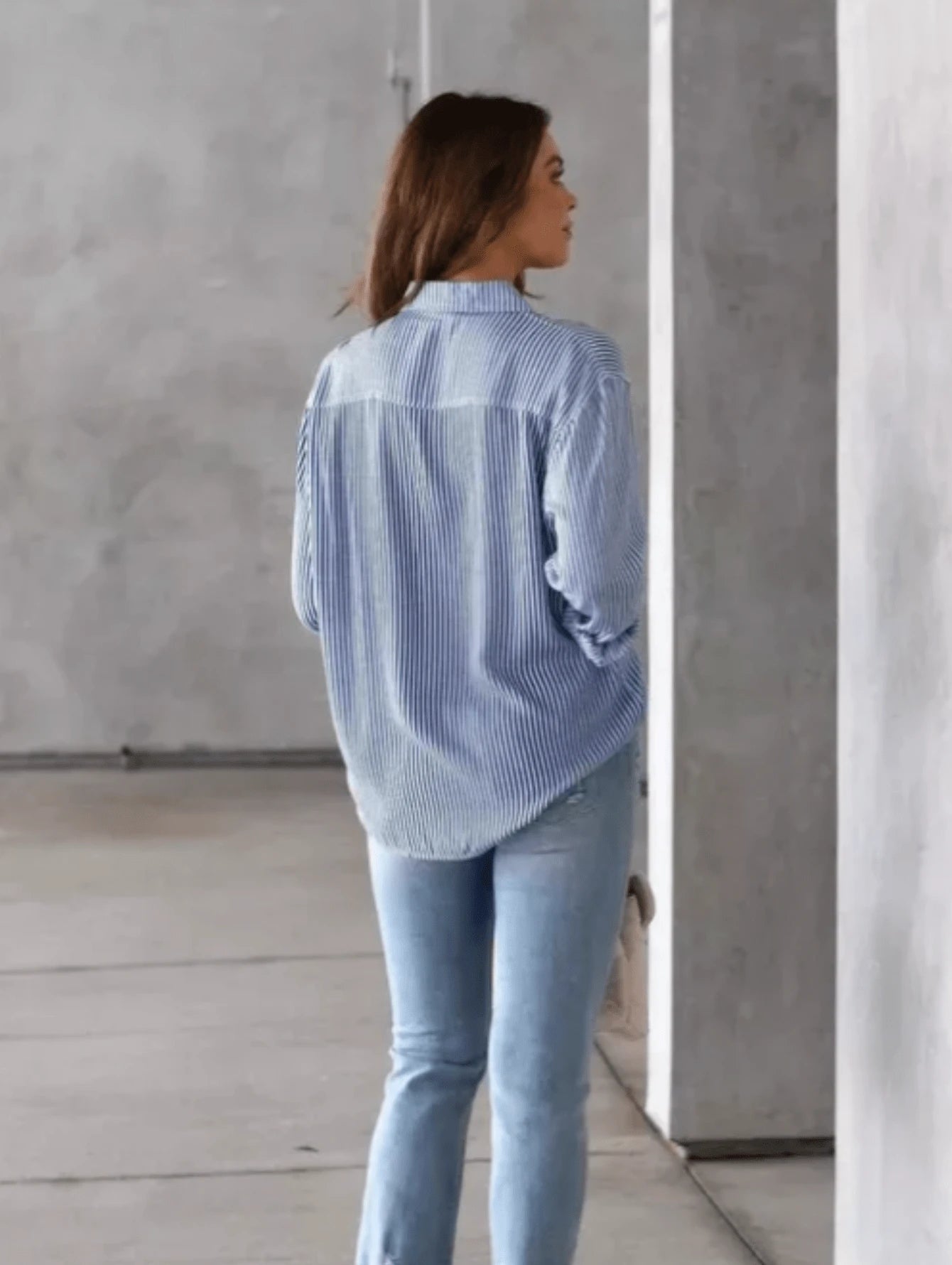 Camisa Manga Longa Feminina Listrada com Botões Solta em Tecido Crepe Premium sem Bolso Tendencia Casual Elegânte