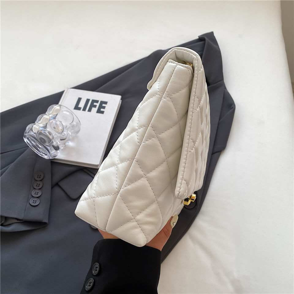 Bolsa Feminina Acolchoada em Couro Modelo Chain