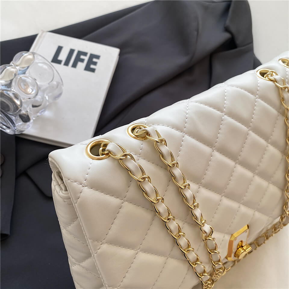 Bolsa Feminina Acolchoada em Couro Modelo Chain