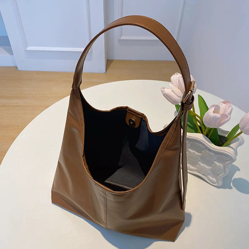 Bolsa de Ombro Soft Moderna + Necessaire de brinde