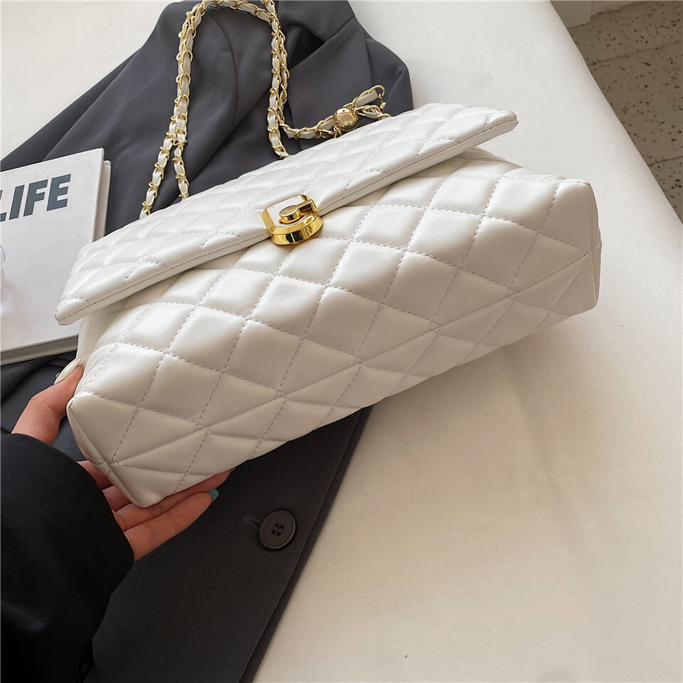 Bolsa Feminina Acolchoada em Couro Modelo Chain