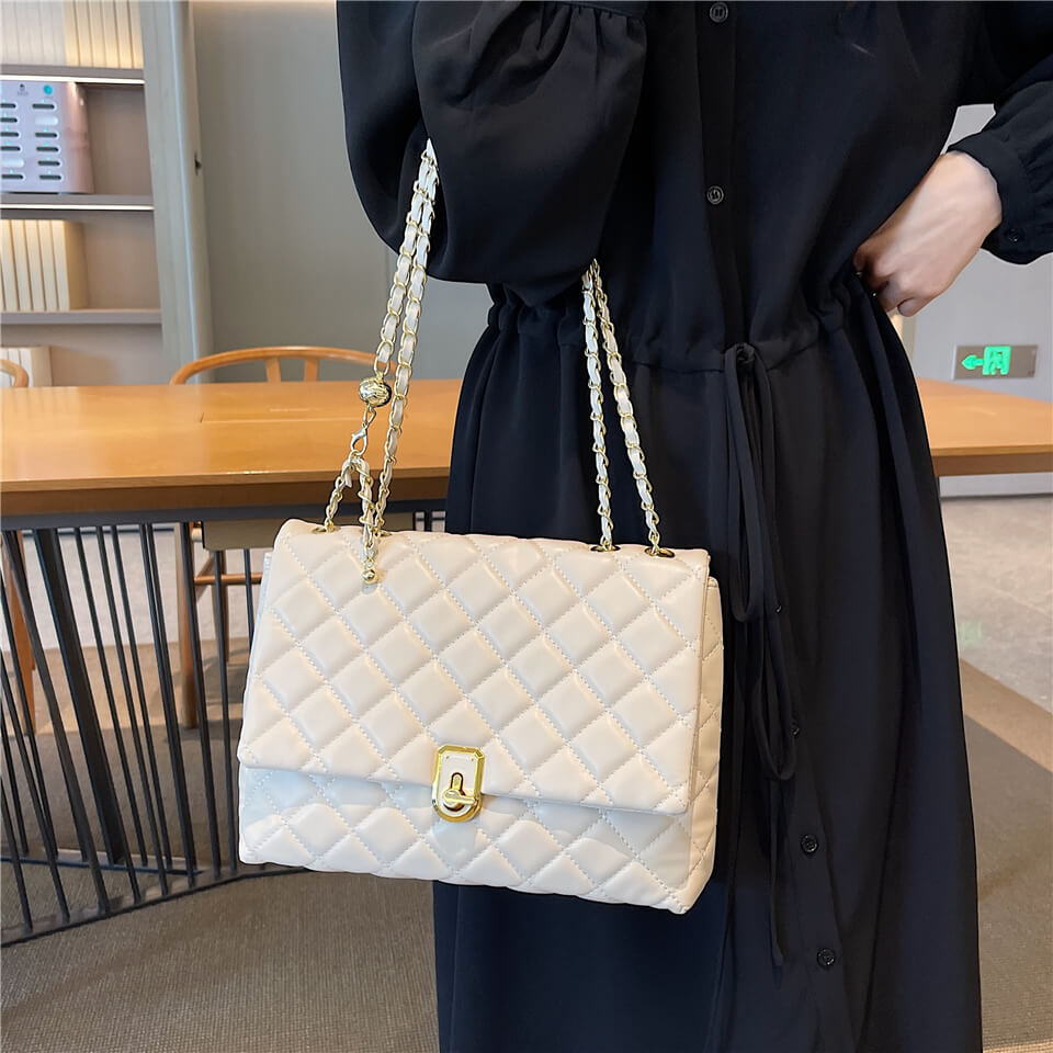 Bolsa Feminina Acolchoada em Couro Modelo Chain